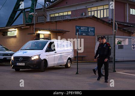 Suria, Spanien. 09. März 2023. Die Begräbnisfirma Altima verlässt den Unfallort mit den drei Leichen des Verstorbenen. Am Donnerstag, den 9. März, starben in der Iberpotash-Mine in Suria drei Menschen in einer Tiefe von 900 Metern nach einem Erdrutsch. Zwei von ihnen waren Master-Studierende an der Escola Politècnica Superior d'Enginyeria de Manresa. Kredit: SOPA Images Limited/Alamy Live News Stockfoto