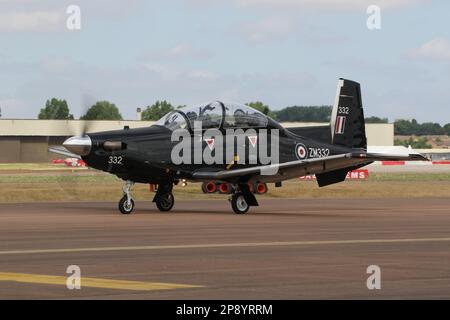 ZM332, ein Beechcraft Texan T1, der von der Royal Air Force (RAF) betrieben wird, erreicht die RAF Fairford in Gloucestershire, England, um an der Royal International Air Tattoo 2022 teilzunehmen. Stockfoto