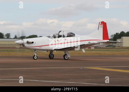 HB-HHH, ein Pilatus PC-7 Mk II, betrieben von Pilatus Aircraft Ltd., der bei der RAF Fairford in Gloucestershire, England, zur Ausstellung auf der Royal International Air Tattoo 2022 (RIAT 22) einfährt. Stockfoto