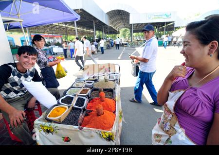 Ein Gewürzverkäufer auf dem Chorsu-Basar in Taschkent, Usbekistan. Stockfoto