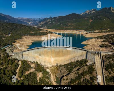 Luftaufnahme des Baells-Reservoirs mit sehr niedrigem Wasserstand während der Dürre 2022-23 (Berguedà, Barcelona, Katalonien, Spanien) Stockfoto