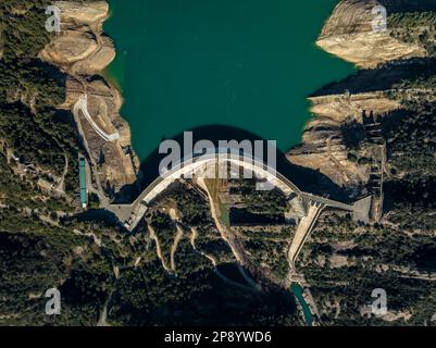 Luftaufnahme des Baells-Reservoirs mit sehr niedrigem Wasserstand während der Dürre 2022-23 (Berguedà, Barcelona, Katalonien, Spanien) Stockfoto