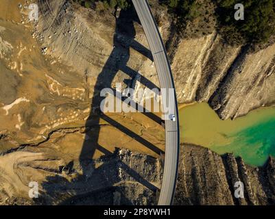 Luftaufnahme des Llosa del Cavall Reservoirs mit sehr niedrigem Wasserstand aufgrund der Dürre von 2022-23 (Solsonès, Lleida, Katalonien, Spanien) Stockfoto