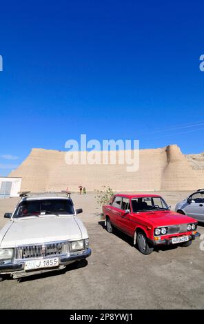 Alte sowjetische Autos parken vor der Arche Bukhara, Usbekistan. Stockfoto