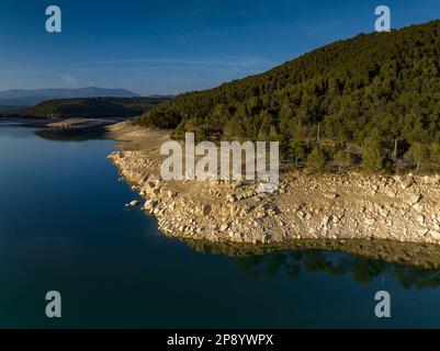 Luftaufnahme des Sant Ponc Reservoirs mit niedrigem Wasserstand aufgrund der Dürre von 2022-23 (Solsonès, Lleida, Katalonien, Spanien) Stockfoto