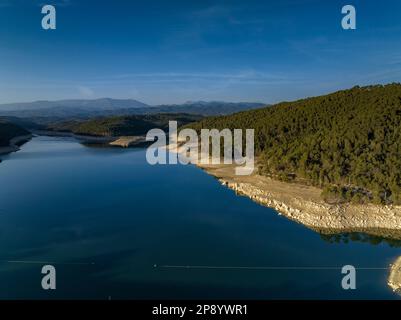 Luftaufnahme des Sant Ponc Reservoirs mit niedrigem Wasserstand aufgrund der Dürre von 2022-23 (Solsonès, Lleida, Katalonien, Spanien) Stockfoto