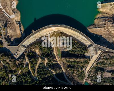 Luftaufnahme des Baells-Reservoirs mit sehr niedrigem Wasserstand während der Dürre 2022-23 (Berguedà, Barcelona, Katalonien, Spanien) Stockfoto