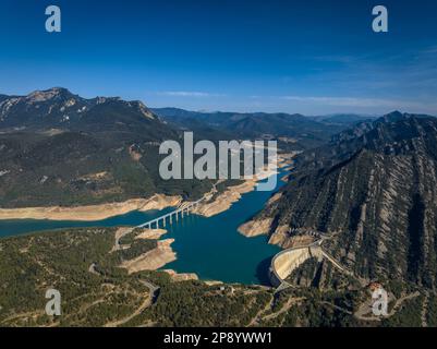 Luftaufnahme des Baells-Reservoirs mit sehr niedrigem Wasserstand während der Dürre 2022-23 (Berguedà, Barcelona, Katalonien, Spanien) Stockfoto