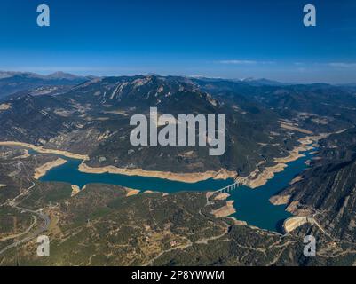 Luftaufnahme des Baells-Reservoirs mit sehr niedrigem Wasserstand während der Dürre 2022-23 (Berguedà, Barcelona, Katalonien, Spanien) Stockfoto