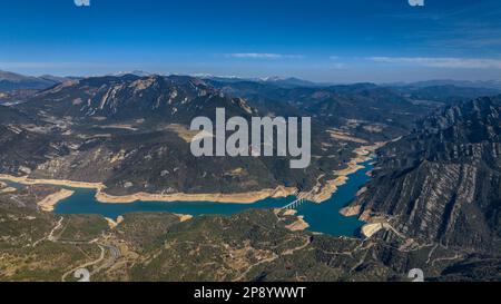 Luftaufnahme des Baells-Reservoirs mit sehr niedrigem Wasserstand während der Dürre 2022-23 (Berguedà, Barcelona, Katalonien, Spanien) Stockfoto