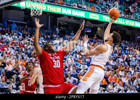 9. März 2023: Clemson Tigers Guard Chase Hunter (1), rechts, schießt über North Carolina State Wolfpack Forward D.J. Burns Jr. (30) während der Viertelfinalrunde des ACC-Turniers für Männer im Greensboro Coliseum in Greensboro, NC. (Scott Kinser/Cal Sport Media) Stockfoto
