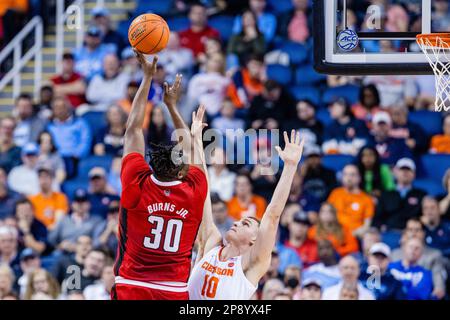 9. März 2023: North Carolina State Wolfpack Forward D.J. Burns Jr. (30) schießt in der Viertelfinalrunde des Men's ACC Tournament im Greensboro Coliseum in Greensboro, NC, über Clemson Tigers Forward Ben Middlebrooks (10). (Scott Kinser/Cal Sport Media) Stockfoto