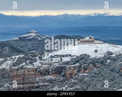 Luftaufnahme der verschneiten Gipfel von Montcau und La Mola (mit dem Kloster Sant Llorenc del Munt) auf der 02-27-2023. Im Hintergrund die Pyrenäen Stockfoto