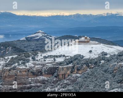 Luftaufnahme der verschneiten Gipfel von Montcau und La Mola (mit dem Kloster Sant Llorenc del Munt) auf der 02-27-2023. Im Hintergrund die Pyrenäen Stockfoto