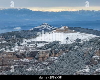 Luftaufnahme der verschneiten Gipfel von Montcau und La Mola (mit dem Kloster Sant Llorenc del Munt) auf der 02-27-2023. Im Hintergrund die Pyrenäen Stockfoto