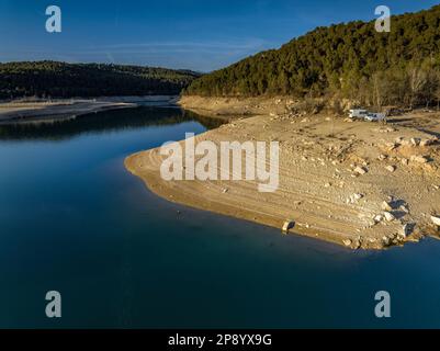Luftaufnahme des Sant Ponc Reservoirs mit niedrigem Wasserstand aufgrund der Dürre von 2022-23 (Solsonès, Lleida, Katalonien, Spanien) Stockfoto