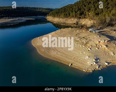Luftaufnahme des Sant Ponc Reservoirs mit niedrigem Wasserstand aufgrund der Dürre von 2022-23 (Solsonès, Lleida, Katalonien, Spanien) Stockfoto