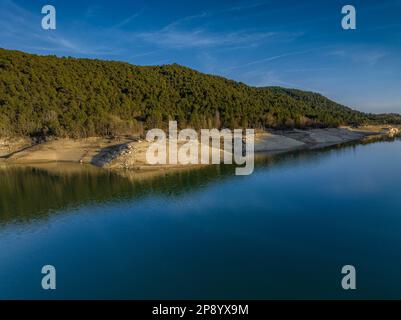 Luftaufnahme des Sant Ponc Reservoirs mit niedrigem Wasserstand aufgrund der Dürre von 2022-23 (Solsonès, Lleida, Katalonien, Spanien) Stockfoto