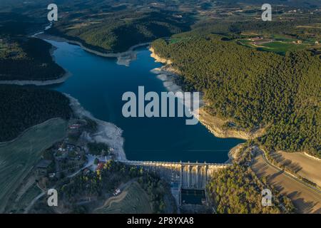Luftaufnahme des Sant Ponc Reservoirs mit niedrigem Wasserstand aufgrund der Dürre von 2022-23 (Solsonès, Lleida, Katalonien, Spanien) Stockfoto
