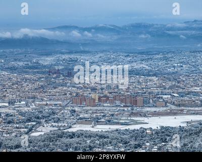 Blick aus der Vogelperspektive auf die verschneite Stadt Terrassa nach dem Schneefall von 02-27-2023 (Vallès Occidental, Barcelona, Katalonien, Spanien) Stockfoto