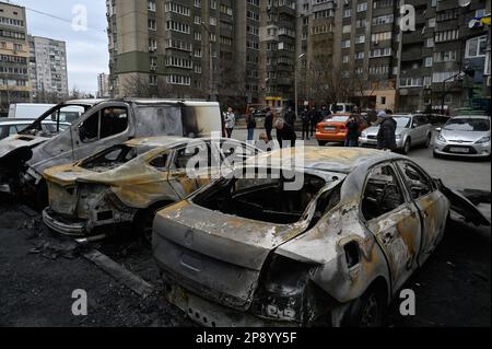 Kiew, Ukraine. 09. März 2023. Abgebrannte Autos, die durch Raketenfeuer der russischen Armee beschädigt wurden, stehen neben einem Wohnhaus in Kiew. Heute Abend startete Russland einen massiven Raketenangriff auf die Ukraine. Als Folge des Angriffs traten in einigen Regionen Stromausfälle, Probleme mit der Wasserversorgung und Heizung auf. Kredit: SOPA Images Limited/Alamy Live News Stockfoto