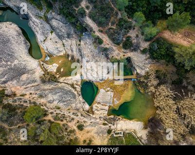 Der Ort Les Olles d'Horta de Sant Joan an an der Canaletes (Terra Alta, Tarragona, Katalonien, Spanien) aus der Vogelperspektive Stockfoto