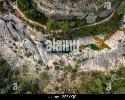 Der Ort Les Olles d'Horta de Sant Joan an an der Canaletes (Terra Alta, Tarragona, Katalonien, Spanien) aus der Vogelperspektive Stockfoto