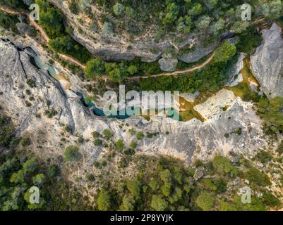 Der Ort Les Olles d'Horta de Sant Joan an an der Canaletes (Terra Alta, Tarragona, Katalonien, Spanien) aus der Vogelperspektive Stockfoto