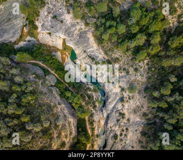 Der Ort Les Olles d'Horta de Sant Joan an an der Canaletes (Terra Alta, Tarragona, Katalonien, Spanien) aus der Vogelperspektive Stockfoto