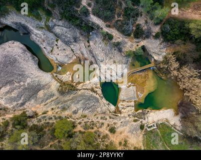 Der Ort Les Olles d'Horta de Sant Joan an an der Canaletes (Terra Alta, Tarragona, Katalonien, Spanien) aus der Vogelperspektive Stockfoto