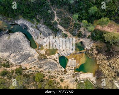 Der Ort Les Olles d'Horta de Sant Joan an an der Canaletes (Terra Alta, Tarragona, Katalonien, Spanien) aus der Vogelperspektive Stockfoto