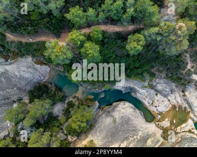 Der Ort Les Olles d'Horta de Sant Joan an an der Canaletes (Terra Alta, Tarragona, Katalonien, Spanien) aus der Vogelperspektive Stockfoto