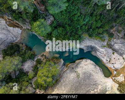 Der Ort Les Olles d'Horta de Sant Joan an an der Canaletes (Terra Alta, Tarragona, Katalonien, Spanien) aus der Vogelperspektive Stockfoto