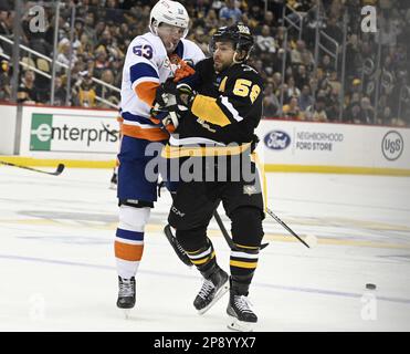 Das New York Islanders Center Casey Cizikas (53) und Pittsburgh Penguins Defenseman Kris Letang (58) treffen während der dritten Phase des Islanders 4-3 Überstundengewinns gegen die Pittsburgh Penguins in der PPG Paints Arena in Pittsburgh am Donnerstag, 9. März 2023 aufeinander. Foto: Archie Carpenter/UPI Stockfoto