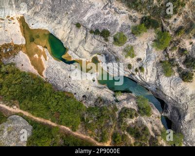 Der Ort Les Olles d'Horta de Sant Joan an an der Canaletes (Terra Alta, Tarragona, Katalonien, Spanien) aus der Vogelperspektive Stockfoto