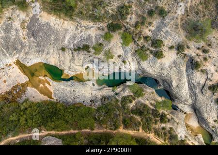 Der Ort Les Olles d'Horta de Sant Joan an an der Canaletes (Terra Alta, Tarragona, Katalonien, Spanien) aus der Vogelperspektive Stockfoto