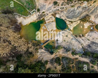 Der Ort Les Olles d'Horta de Sant Joan an an der Canaletes (Terra Alta, Tarragona, Katalonien, Spanien) aus der Vogelperspektive Stockfoto