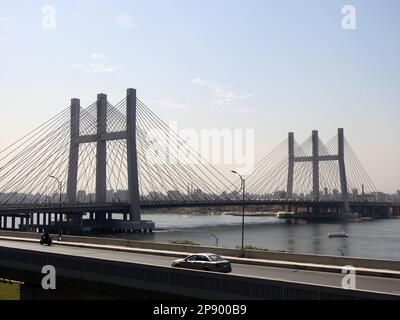 Kairo, Ägypten, März 9 2023: The Rod El Farag Axis Tahya Misr Masr Bridge, die weltweit größte Seilbahnbrücke laut Guinness World Recor Stockfoto