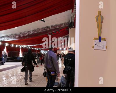 Los Angeles, USA. 09. März 2023. Arbeiter bereiten den Eingangsbereich auf dem Hollywood Boulevard vor dem Dolby Theatre für die Academy Awards 95. vor. Kredit: Barbara Munker/dpa/Alamy Live News Stockfoto