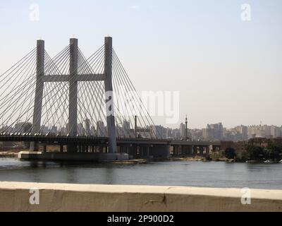 Kairo, Ägypten, März 9 2023: The Rod El Farag Axis Tahya Misr Masr Bridge, die weltweit größte Seilbahnbrücke laut Guinness World Recor Stockfoto