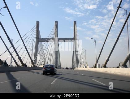 Kairo, Ägypten, März 9 2023: The Rod El Farag Axis Tahya Misr Masr Bridge, die weltweit größte Seilbahnbrücke laut Guinness World Recor Stockfoto