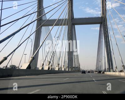 Kairo, Ägypten, März 9 2023: The Rod El Farag Axis Tahya Misr Masr Bridge, die weltweit größte Seilbahnbrücke laut Guinness World Recor Stockfoto