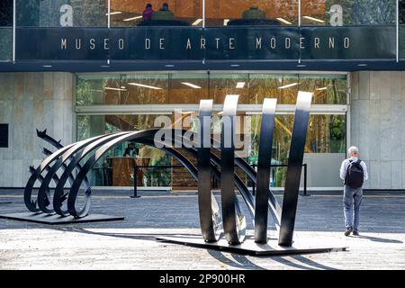 Mexiko-Stadt, Museo de Arte Moderno, Museum für moderne Kunst, Chapultepec Parque Park, Rio Papaloapan emaillierte Eisenskulptur von Angela Gurria, männliche Männer, Werbespot Stockfoto