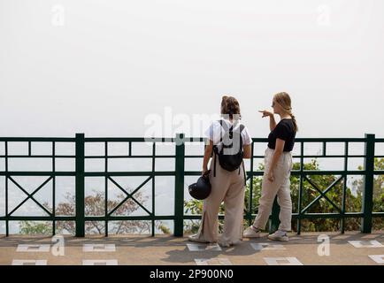 Thailand. 09. März 2023. Touristen, die in Chiang Mai unter einer dichten Smogdecke zu sehen sind. Am Donnerstag, den 09. März 2023, wurde Chiang Mai auf der IQAir - einem Technologiepartner des Umweltprogramms der Vereinten Nationen - noch immer als der schlechteste der Welt aufgeführt. IQAir vergleicht 95 Städte weltweit mit gemessenen Daten für PM2,5. Kredit: SOPA Images Limited/Alamy Live News Stockfoto