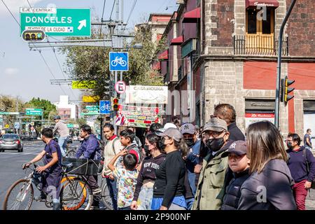 Mexico City, warten auf Ampelumschaltung, Kreuzung Verkehrsübergang, männliche Männer, weibliche Frauen, Erwachsene, Bewohner, Paar Stockfoto