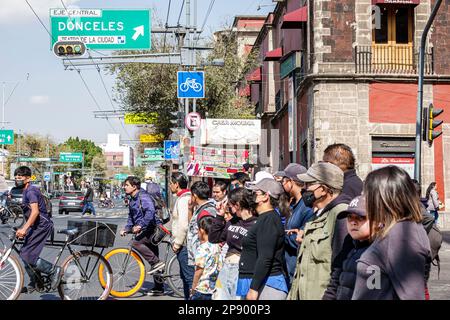 Mexico City, warten auf Ampelumschaltung, Kreuzung Verkehrsübergang, männliche Männer, weibliche Frauen, Erwachsene, Bewohner, Paar Stockfoto