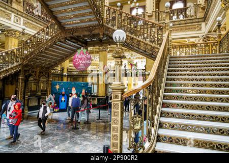 Mexiko-Stadt, Palacio de Correos de Mexico, Postpalast von Mexiko-Stadt, Neo-Plateresque-Stil, Treppenstufen, männliche Männer, weibliche Frauen, Erwachsene Stockfoto