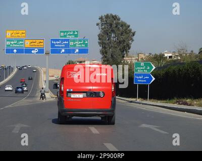 Kairo, Ägypten, März 8 2023: Aramex Vehicle for Shipment and Delivery, Aramex CO ist ein Logistikunternehmen, das weltweit an jedes Ziel liefert, internat Stockfoto