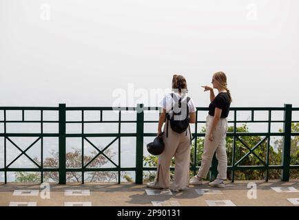 Thailand. 09. März 2023. Touristen, die in Chiang Mai unter einer dichten Smogdecke zu sehen sind. Am Donnerstag, den 09. März 2023, wurde Chiang Mai auf der IQAir - einem Technologiepartner des Umweltprogramms der Vereinten Nationen - noch immer als der schlechteste der Welt aufgeführt. IQAir vergleicht 95 Städte weltweit mit gemessenen Daten für PM2,5. (Foto: Pongmanat Tasiri/SOPA Images/Sipa USA) Guthaben: SIPA USA/Alamy Live News Stockfoto