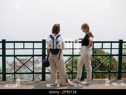 Thailand. 09. März 2023. Touristen, die in Chiang Mai unter einer dichten Smogdecke zu sehen sind. Am Donnerstag, den 09. März 2023, wurde Chiang Mai auf der IQAir - einem Technologiepartner des Umweltprogramms der Vereinten Nationen - noch immer als der schlechteste der Welt aufgeführt. IQAir vergleicht 95 Städte weltweit mit gemessenen Daten für PM2,5. (Foto: Pongmanat Tasiri/SOPA Images/Sipa USA) Guthaben: SIPA USA/Alamy Live News Stockfoto